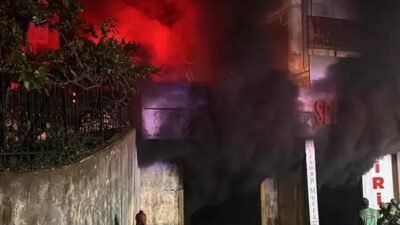 Son dakika haberi: Kolonya imalathanesinde korkutan yangın Kaynak:AA İkitelli OSB Heskop Sanayi Sitesi’nde bulunan 2 katlı kolonya