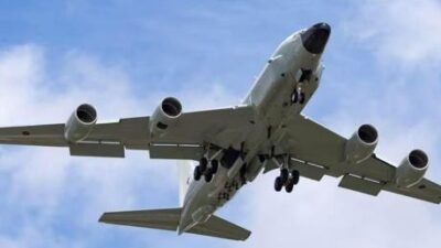 İngiltere Savunma Bakanı John Healey’yi taşıyan RAF’a ait bir jetin,