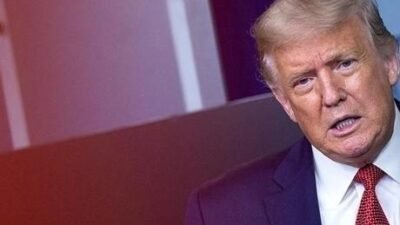 Donald Trump, Oval Ofis’te düzenlediği bir başkanlık kararnamesi imza töreninin