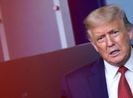 Donald Trump, Oval Ofis’te düzenlediği bir başkanlık kararnamesi imza töreninin