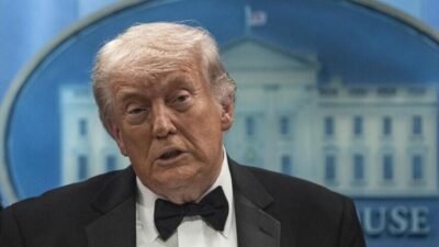 Kaynak:AA ABD Başkanı Trump, Oval Ofis’te düzenlediği bir Başkanlık Kararnamesi