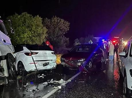 Uşak’ta 7 aracın karıştığı zincirleme trafik kazasında 4 kişi yaşamını