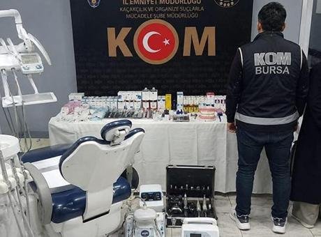 Yer: Bursa! Sahte diş hekimi karı koca baskınla gözaltına alındı Bursa İl Emniyet Müdürlüğü Kaçakçılık ve Organize Suçlarla Mücadele Şube