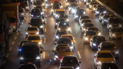 Yollarda ‘Bayram’ yoğunluğu: Trafik Durma Noktasına Geldi Kaynak:AA Bayram tatilini memleketlerinde veya tatil beldelerinde geçirmek isteyenler, İstanbul
