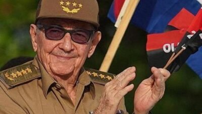 Eski Küba Devlet Başkanı RaulCastro, başkent Havana’daki Karl Marx Tiyatrosu’nda