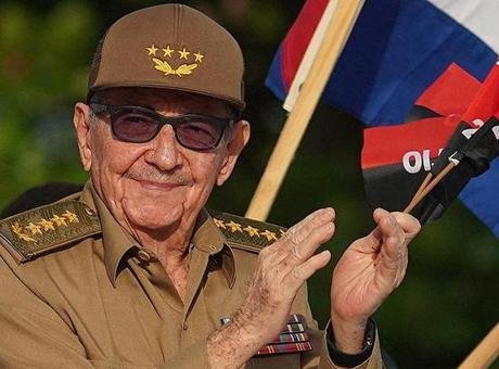 Eski Küba Devlet Başkanı RaulCastro, başkent Havana’daki Karl Marx Tiyatrosu’nda