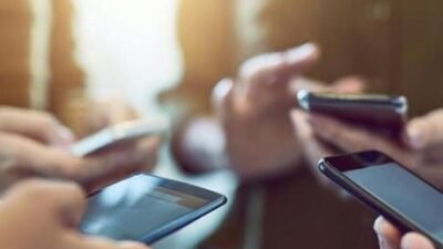 Avrupa ülkelerinde okullarda cep telefonu kısıtlaması genişliyor! Polonya’da tasarı kabul edildi Polonya hükümetinden yapılan açıklamaya göre, bugün gerçekleştirilen kabine toplantısında, ilkokul