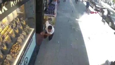 Kaynak: DHA Olay, öğle saatlerinde Cumhuriyet Caddesi üzerinde yaşandı. Cadde
