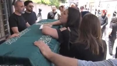 Kaynak:İHA Ataşehir’deki Küçükbakkalköy Merkez Camii’nde düzenlenen cenaze töreni öncesinde, Polat