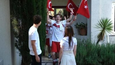 Genç oyuncular, ellerinde Türk Milli Takımı formaları ve bayraklarla sete