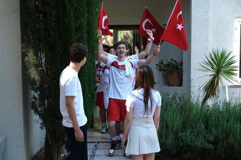 Genç oyuncular, ellerinde Türk Milli Takımı formaları ve bayraklarla sete