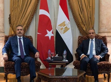 Dışişleri Bakanı Hakan Fidan, Kahire’de Mısırlı ve Sudanlı mevkidaşlarıyla görüştü Dışişleri Bakanlığının NSosyal hesabından yapılan paylaşıma göre Fidan, Türkiye-Mısır-Pakistan-Suudi Arabistan