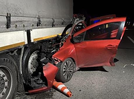Edirne’de otoyolda bekleyen tıra arkadan çarpan otomobilin sürücüsü öldü. E.K’nin
