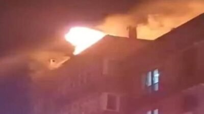 Esenyurt’ta korkutan yangın! 4 katlı binanın çatısı bir anda alev aldı Yangın, Örnek Mahallesi’nde saat 23.00 sıralarında çıktı. Edinilen bilgiye göre,