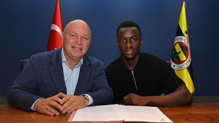 Fenerbahçe, genç yetenek Amara Diouf ile 5 yıllık sözleşme imzaladı Kaynak: DHA Sarı-lacivertli kulüpten yapılan açıklamaya göre, kulüp binasında gerçekleştirilen
