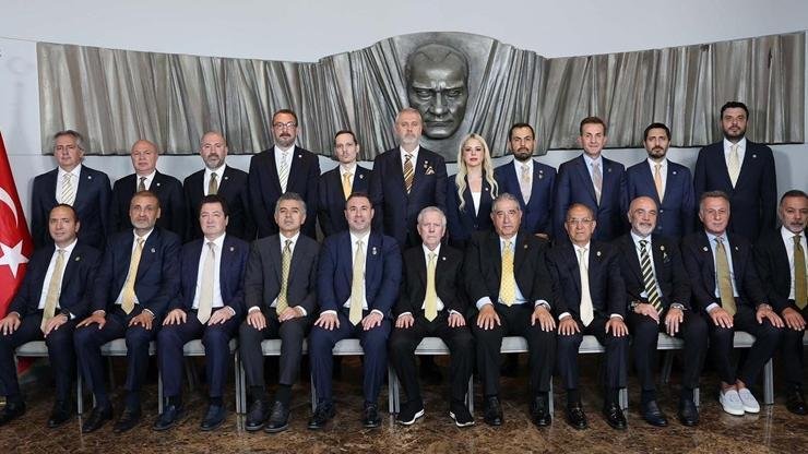 Kaynak:Cnnturk.com Aziz Yıldırım Başkanlığındaki Fenerbahçe Yönetimi, ilk toplantısını bugün gerçekleştirdi.