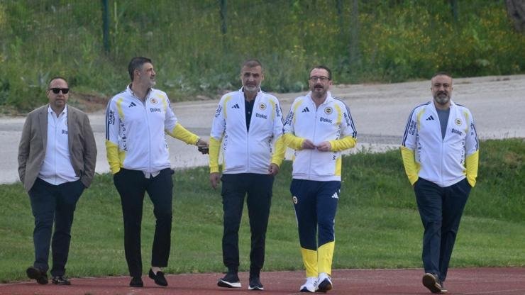 Kaynak:AA Fenerbahçe’de yönetim kurulu üyeleri, Topuk Yaylası Tesisleri’ne geldi. Haberin