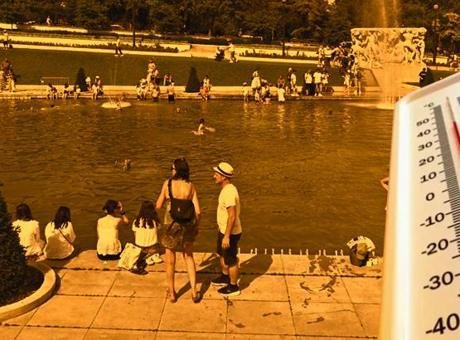 Sıcak havaların devam ettiği Fransa’da Ulusal Meclis’te üst üste 2