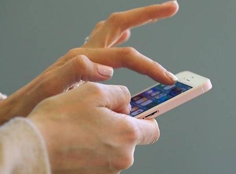 Fransa’da liselerde cep telefonları yasaklanıyor! ‘Öğrencilerimiz için hayati’ Fransa Eğitim Bakanı Edouard Geffray, France Info kanalında katıldığı programda,