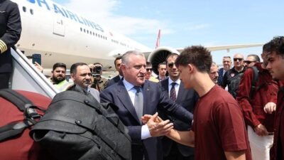 Gençlik ve Spor Bakanı Bak, A Milli Futbol Takımı’nı ABD’ye uğurladı Özel uçakla İstanbul Havalimanı’ndan ABD‘ye hareket eden millileri yolcu eden