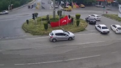 Kaynak: DHA Dörtyol ilçesi Numune Evler Mahallesi’ndeki kavşakta şiddetli rüzgar