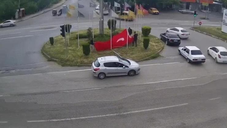 Kaynak: DHA Dörtyol ilçesi Numune Evler Mahallesi’ndeki kavşakta şiddetli rüzgar
