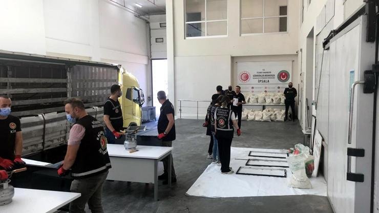 Olgay GÜLER/EDİRNE, (DHA)- EDİRNE’den Yunanistan’a açılan İpsala Gümrük Kapısı’na yurt