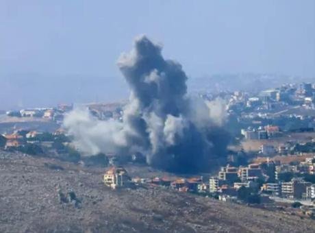 İsrail uçakları ön uyarı yapmadan Bayrut’un güenyindeki Dahiye bölgesini bombaladı.