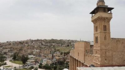 İsrail yönetimi, 23 Haziran’da cami avlusundaki şemsiyeyi kaldırmaya başlamış; bu