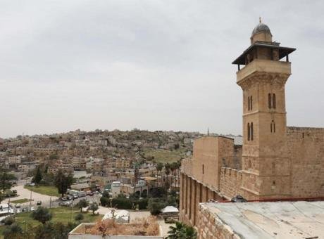 İsrail yönetimi, 23 Haziran’da cami avlusundaki şemsiyeyi kaldırmaya başlamış; bu