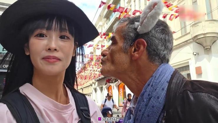 Kaynak: DHA Beyoğlu Taksim İstiklal Caddesi’nde canlı yayın yapan Japon