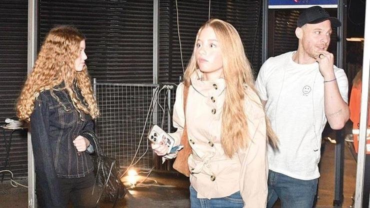 Kerem Bürsin Flaşlar Patlayınca Şaşırdı Kerem Bürsin, dünyaca ünlü rapçi Travis Scott’ın konserinde objektiflere yansıdı.