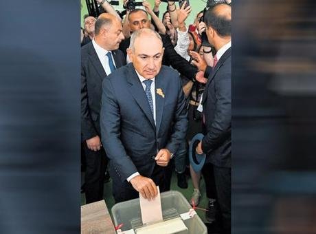Seçim yarışında, iktidardaki Sivil Sözleşme Partisi’nin yanı sıra ‘hükümeti devirmeye