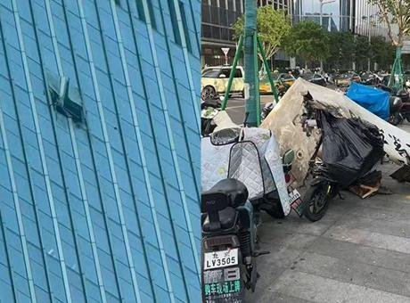 Çin’in başkenti Pekin’in en yüksek binasında korku dolu anlar yaşandı.