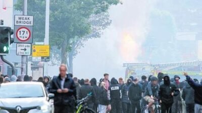 Saldırı sonrasında yüzleri maskeli eylemciler, kentin farklı bölgelerinde göçmenleri hedef