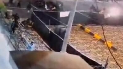 Pakistan’ın Sindh eyaletindeki Karaçi kentinde kontrolden çıkan ve freni tutmayan