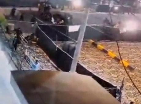 Pakistan’da bir araç camiye daldı! Ölü ve yaralılar var Pakistan’ın Sindh eyaletindeki Karaçi kentinde kontrolden çıkan ve freni tutmayan