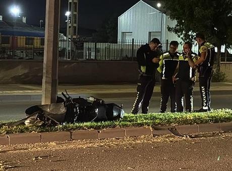 Sivas’ta motosiklet aydınlatma direğine çarptı: 2 yaralı Kaza, saat 23.30 sıralarında Kaleardı Mahallesi Turgut Özal Caddesi üzerinde