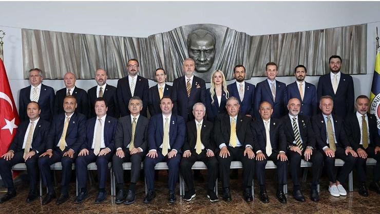 SON DAKİKA | Fenerbahçe’de yönetimde görev dağılımı belli oldu Kaynak:Cnnturk.com Aziz Yıldırım başkanlığındaki Fenerbahçe Yönetim Kurulu’ndaki yöneticilerin görevleri şöyle