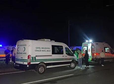 Rize’nin Çayeli ilçesinde Karadeniz Sahil Yolu’nda 2 otomobil ve 1