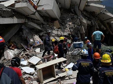 Venezuela, art arda meydana gelen 7.2 ve 7.5 büyüklüğündeki depremlerin