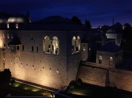 Topkapı Sarayı’nda gece ziyaretleri başladı Topkapı Sarayı’nda yaz sezonunun özel uygulamalarından biri haline gelen gece