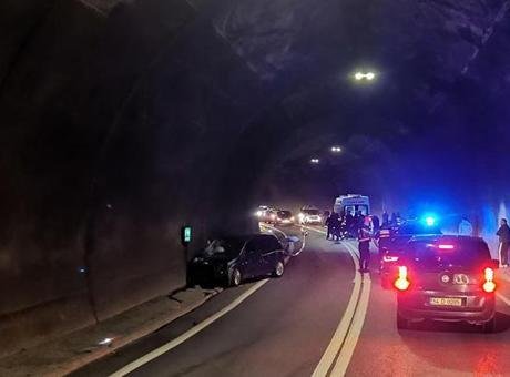 Kaza, saat 22.00 sıralarında Borçka-Murgul kara yolundaki tünelde meydana geldi.