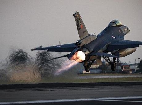 Somali Savunma Bakanlığından yapılan yazılı açıklamada, operasyonların bu sabah F-16