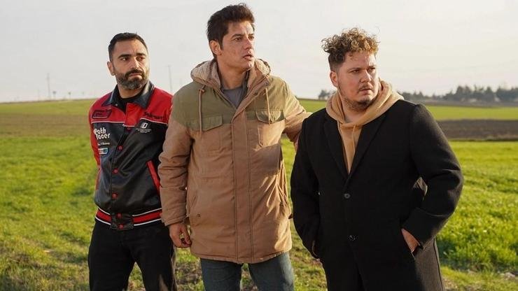 Kaynak:Cnnturk.com Yönetmenliğini&nbsp;Vedat Uyar’ın üstlendiği “Üçlü Pürüz” filmi ile ilgili detaylar