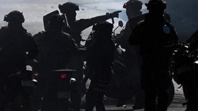 CNN’in haberine göre, Paz, yaptığı ulusa sesleniş konuşmasında, “Ülkenin yollarını