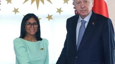 Miraflores Sarayı’nın sosyal medya hesabından yayımlanan videoda, Delcy Rodriguez, Dolmabahçe