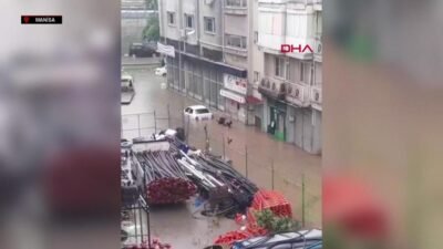 Kaynak:CNN TÜRK Manisa, Denizli ve Kırşehir’de etkili olan şiddetli sağanak