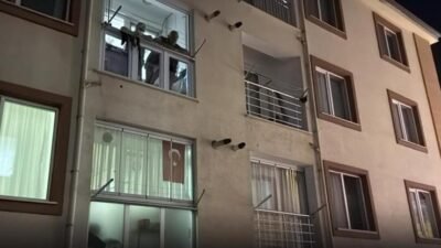 15 gündür haber alınamıyordu! Sokağı saran ağır koku acı gerçeği ortaya çıkardı Kaynak:İHA Eskişehir‘de yalnız yaşayan bir kişi, evinden yayılan kötü kokular