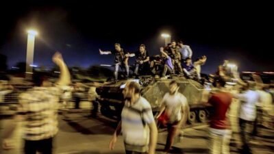 Kaynak:Hürriyet İstanbul’da tankların Boğaziçi Köprüsü’ne çıktığını öğrenince ilk aklıma gelen